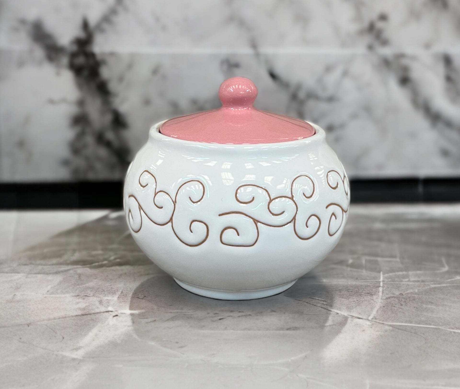 Zuccheriera in ceramica con coperchio in legno e tazzine in ceramica