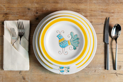 servizio di piatti da tavola con pavoncella colorata in ceramica sarda realizzato nel laboratorio Terra Sarda Ceramiche a Siniscola