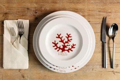 servizio di piatti da tavola con corallo rosso in ceramica sarda realizzato nel laboratorio Terra Sarda Ceramiche a Siniscola