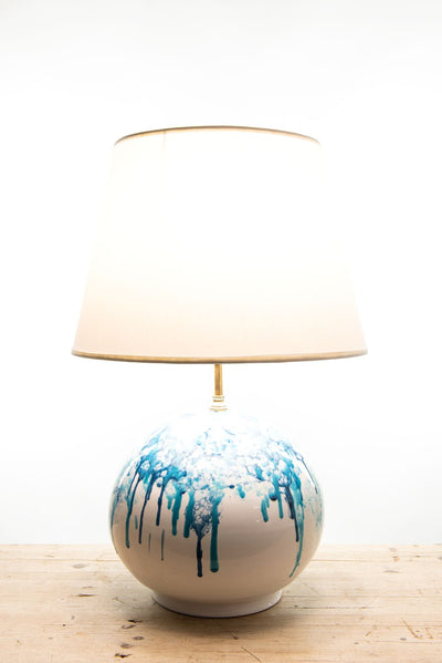 lampada in ceramica sarda prodotta a mano nel laboratorio Terra Sarda Ceramiche a Siniscola